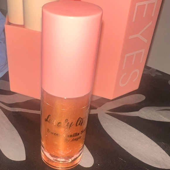 Lip Gloss Smells like sweet vanilla🫦 - Picture 4 of 7